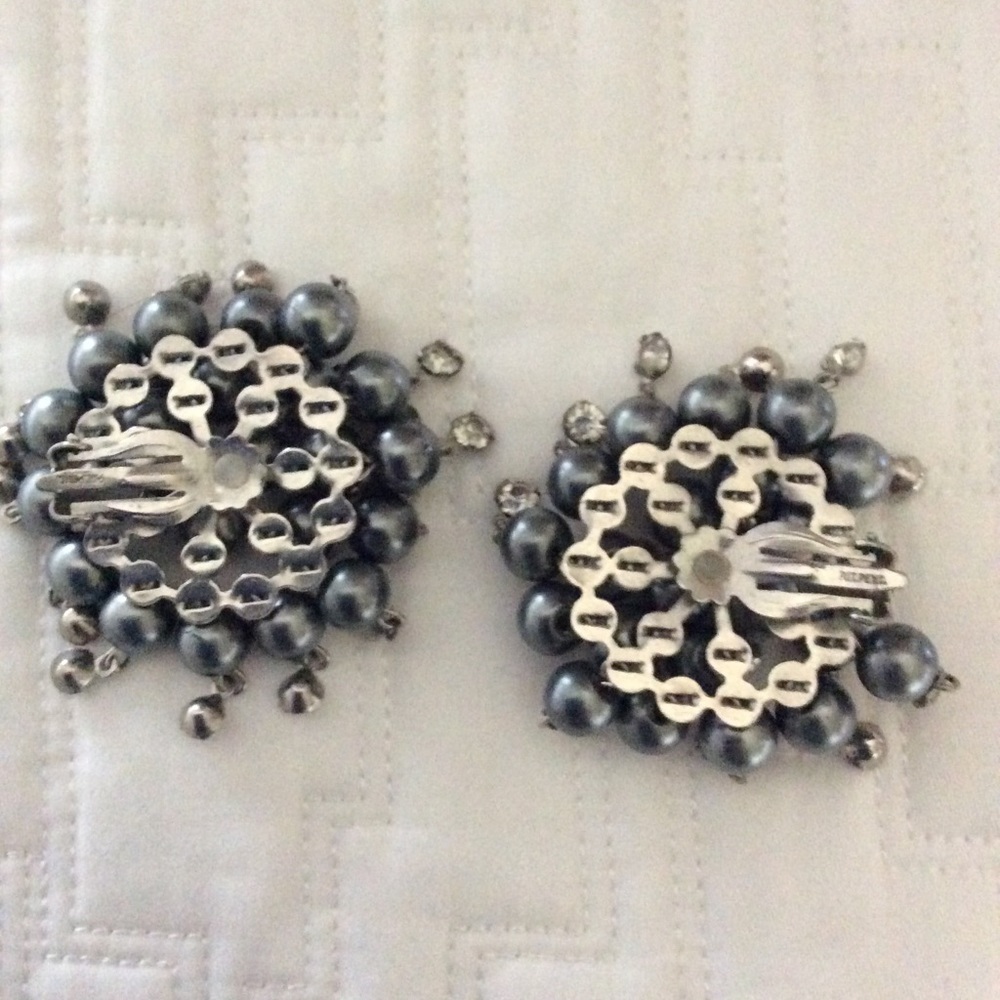 Vintage faux pearl and rhinestone earrings (clip) - Picture 5 of 5